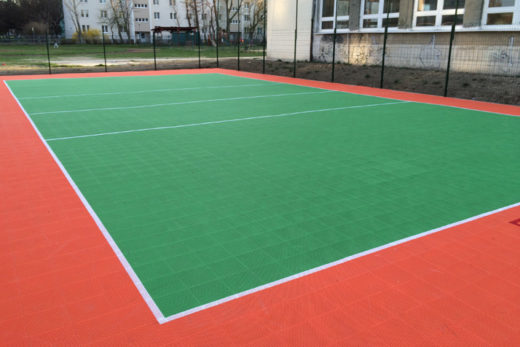 Terrain sportif en revêtement de sol modulaire