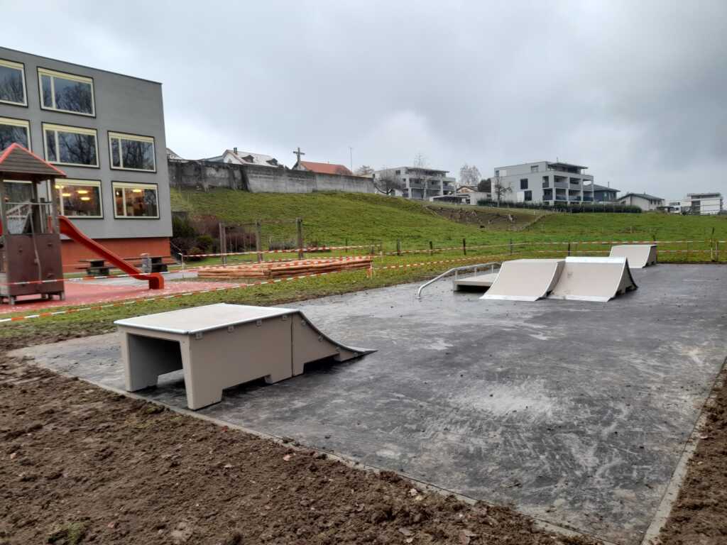 Skatepark en béton installé