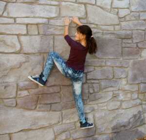 Enfant qui escalade sur paroi rocheuse